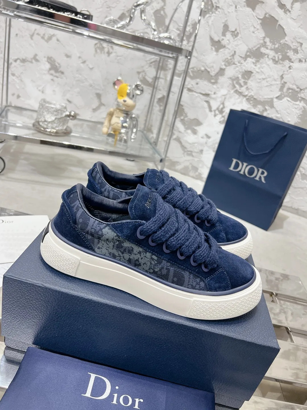 👟👟Ex-factory price P560👟👟 Women's shoe factory top version Dior B33 series! Casual sneakers for couples 👟 Purchased from the original, developed and made. Carefully crafted from Dior gray cow leather, decorated with tone-on-tone CD Diamond pattern canvas panels on the sides. The shoelace eyelets in the shape of CD Icon are clever and exquisite, and the two-color sole, tongue and heel are all decorated with special details, making it more refined. A very casual and versatile shoe. 🔘Fabric: Original customized calfskin + Oblique floral fabric 🔘Inner: Customized breathable lining 🔘Outsole: Original molded TPU combination outsole 🔘Sole thickness: 3CM 🔘Size: Women's size: 35-41 Male size: 38-46 (Female 41, Male 38, 46 customized, non-refundable)